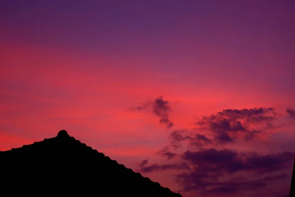저녁의 하늘을 배경으로 스카이 크레퍼 — 스톡 사진