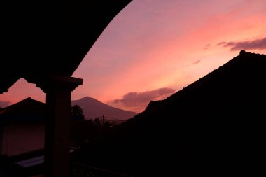 Günbatımı gökyüzü arka planı, manzara günbatımı ışığı, gökyüzü manzarası arka plan