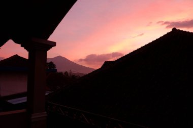 Günbatımı gökyüzü arka planı, manzara günbatımı ışığı, gökyüzü manzarası arka plan