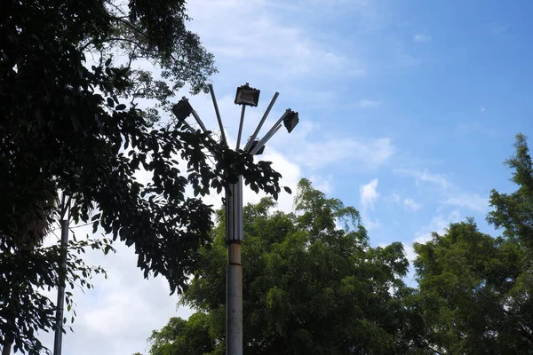 Mavi gökyüzü arka planlı sokak lambası, manzara manzarası