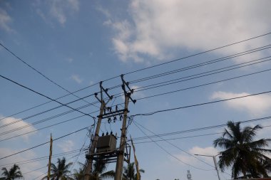 açık mavi gökyüzü bulutlu bir kule voltajı yaz günü gökyüzü arka planda gökyüzü duvar kağıdı gökyüzü bulutu