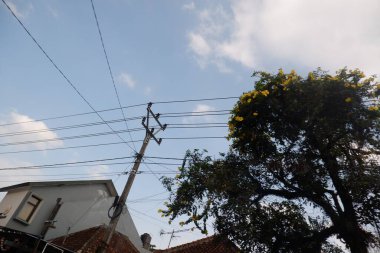 açık mavi gökyüzü bulutlu bir kule voltajı yaz günü gökyüzü arka planda gökyüzü duvar kağıdı gökyüzü bulutu