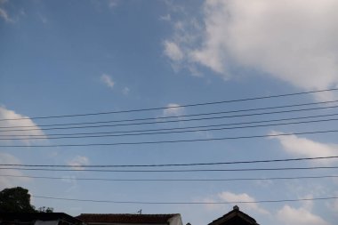 Açık mavi gün batımı bulutlu yaz günü gökyüzü arkaplan gökyüzü duvar kağıdı gökyüzü bulutlu