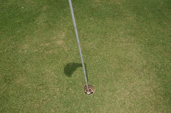 Golf delik ve yeşil çimen