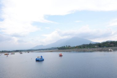 Bagendit Gölü turistik merkezleri ve gölün ortasında oynamak için pedallı bir tekne..