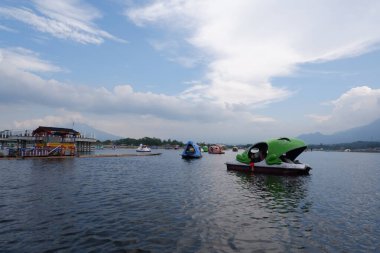 Bagendit Gölü turistik merkezleri ve gölün ortasında oynamak için pedallı bir tekne..