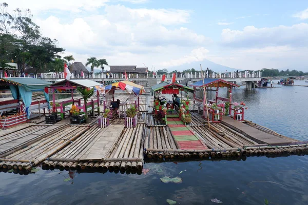 Bagendit湖的旅游景点 在湖中央用竹船游玩 — 图库照片