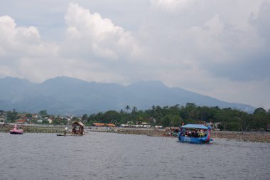 Bagendit Gölü turistik merkezleri ve gölün ortasında oynamak için pedallı bir tekne..