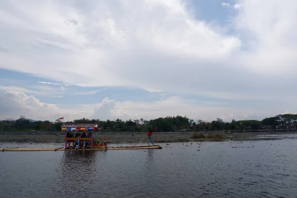 Bagendit Lake Туристические Достопримечательности Бамбуковой Лодкой Играть Середине Озера — стоковое фото