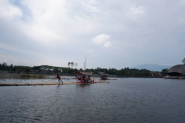 Bagendit Turisztikai Látványosságok Egy Bambusz Hajó Játszani Közepén — Stock Fotó