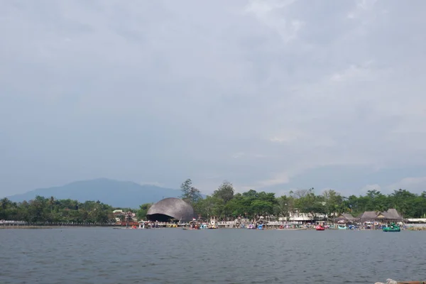 Bagendit Lago Atracciones Turísticas Con Barco Bambú Para Jugar Medio — Foto de Stock