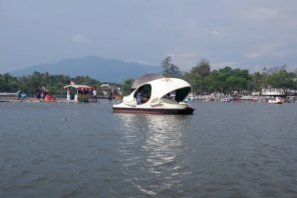 Bagendit Lago Atracciones Turísticas Con Bote Pedal Para Jugar Medio — Foto de Stock