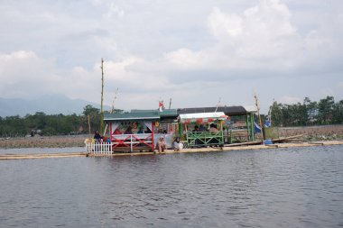 Bagendit Gölü turistik merkezleri ve gölün ortasında oynamak için bambu teknesi..