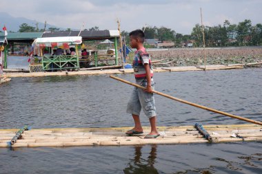 Bagendit Gölü turistik merkezleri ve gölün ortasında oynamak için bambu teknesi..