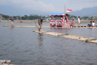 Bagendit Gölü turistik merkezleri ve gölün ortasında oynamak için bambu teknesi..