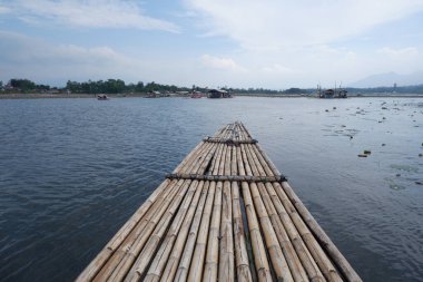 Bagendit Gölü turistik merkezleri ve gölün ortasında oynamak için bambu teknesi..