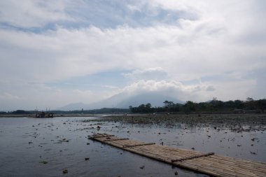 Bagendit Gölü turistik merkezleri ve gölün ortasında oynamak için bambu teknesi..