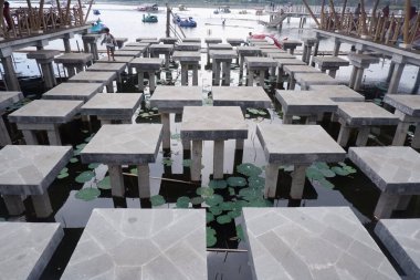 Gölde betondan uzun bir patika var.