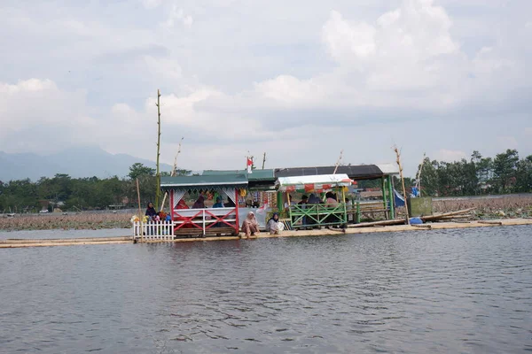 Bagendit Lago Attrazioni Turistiche Con Una Barca Bambù Giocare Mezzo — Foto Stock