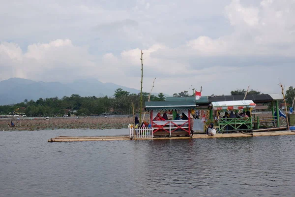 Bagendit Turisztikai Látványosságok Egy Bambusz Hajó Játszani Közepén — Stock Fotó