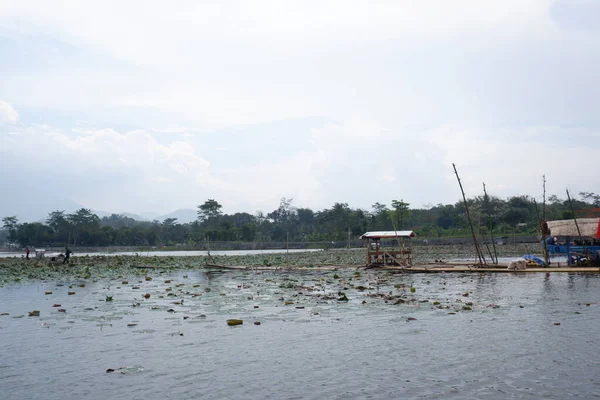 Bagendit Lake Turistattraktioner Med Bambu Båt Att Spela Mitten Sjön — Stockfoto
