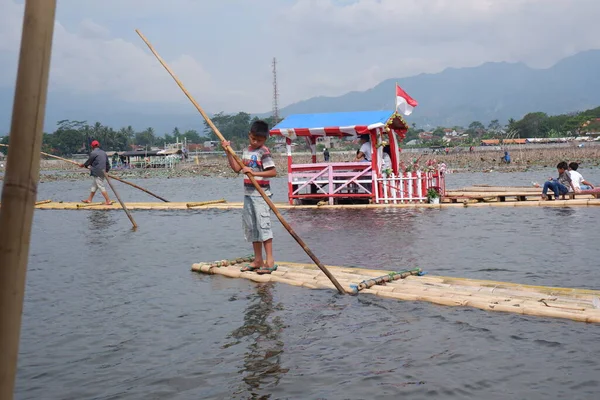 Bagendit Lago Attrazioni Turistiche Con Una Barca Bambù Giocare Mezzo — Foto Stock