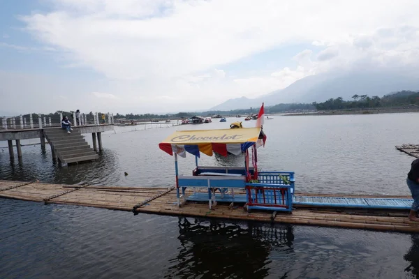 Bagendit Lago Atracciones Turísticas Con Barco Bambú Para Jugar Medio — Foto de Stock