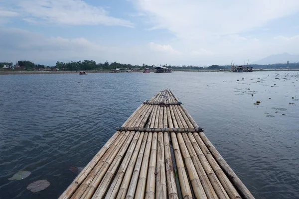 Bagendit Lake Toeristische Attracties Met Een Bamboe Boot Spelen Het Rechtenvrije Stockafbeeldingen