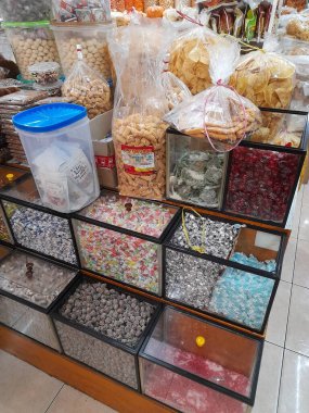 Geleneksel Endonezya atıştırmalıklarıyla dolu hediyelik eşya standı.