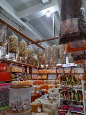 Geleneksel Endonezya atıştırmalıklarıyla dolu hediyelik eşya standı.