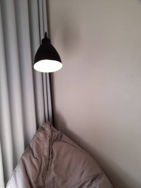 Otel odasında lamba ve kanepe.