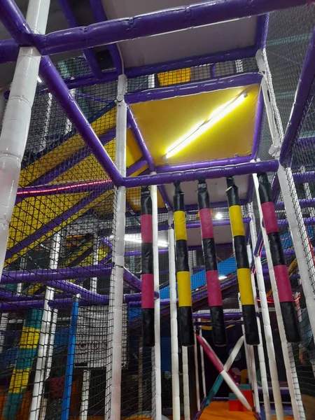 Ein Glaslabyrinth Auf Einem Spielplatz — Stockfoto