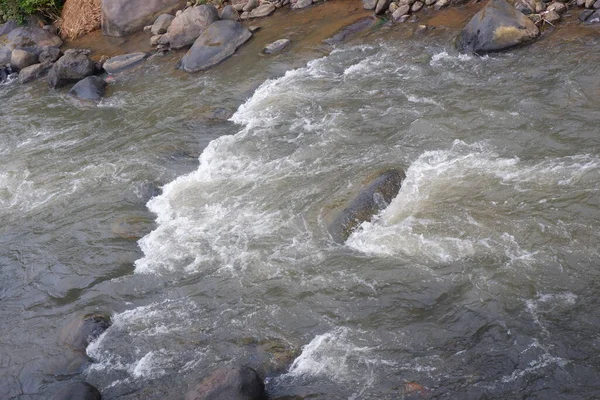 Κλείσε Νερό Ένα Ποτάμι Σπρέι Νερού Από Κύματα — Φωτογραφία Αρχείου