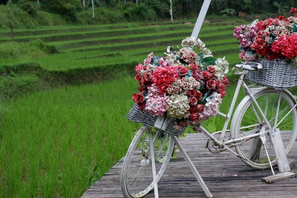 Spot Photo Vélo Avec Des Bouquets Fleurs Colorées Sur Une — Photo