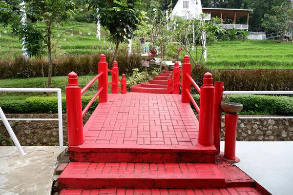 Όμορφη Κόκκινη Γέφυρα Στον Κήπο — Φωτογραφία Αρχείου