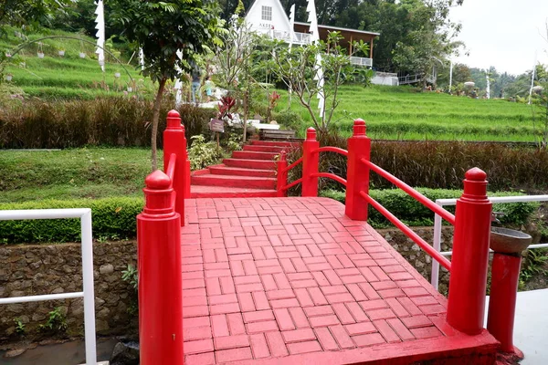 Ponte Vermelha Bonita Jardim — Fotografia de Stock