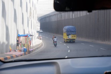 Arabanın içinden Nagreg Halka Yolu 'nun görüntüsü