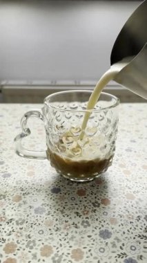 Kahve dükkanında kahve yapan barista, ev kahvesi dolduran kapuçino, sabah sütlü kahve, profesyonel kahve sanatı. Dikey video, Seçici odak