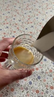 Kahve dükkanı kahvecisi Latte sanatı yapıyor, ev kahvecisi kapuçino dolduruyor, sabah sütlü kahve ve profesyonel kahve sanatı. Dikey video, Seçici odak