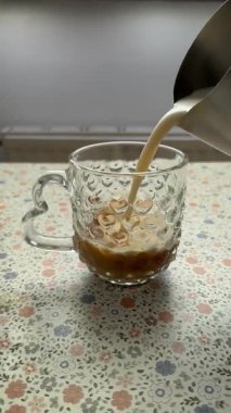 Kahve dükkanında kahve yapan barista, ev kahvesi dolduran kapuçino, sabah sütlü kahve, profesyonel kahve sanatı. Dikey video, Seçici odak