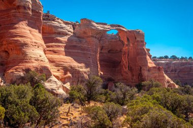 Colorado Ulusal Anıtı yakınlarındaki Çıngıraklı Yılan Kanyonu 'nda doğal bir taş kemer.. 