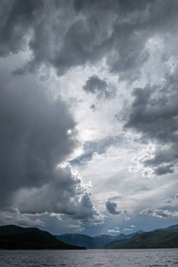 Muson mevsiminin tehditkar bulutları Leadville, Colorado yakınlarındaki Turkuise Gölü 'nün suları üzerine çöker..