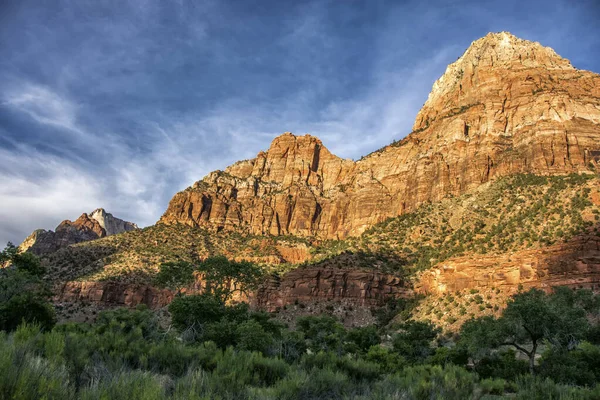 Uma Bela Cena Montanha Forma Nas Montanhas Parque Nacional Zion — Fotografia de Stock