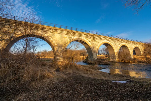Fotografia Pięknego Historycznego Mostu Pięciu Łuków Południowym Wisconsin Złotym Świetle — Zdjęcie stockowe