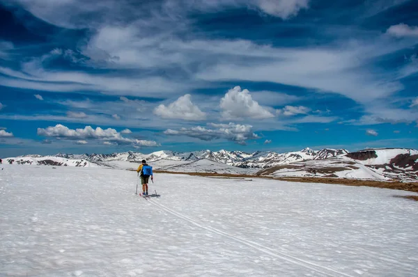 Narciarz Biegowy Jest Obecnie Korzystających Colorado Wysoki Kraj Pośród Śnieżnych — Zdjęcie stockowe
