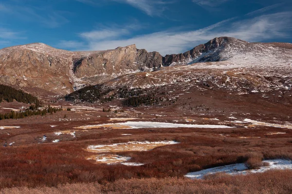 11月下旬のコロラド州ロッキー山脈の高グアナラ峠の雪と凍った湖の景色 — ストック写真