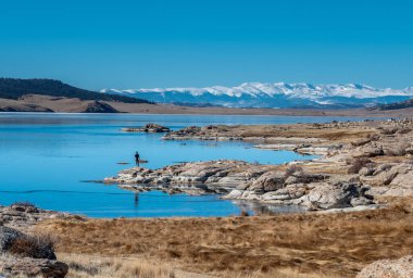 Colorado 'nun yüksek rakımlarındaki 11 Mil Rezervuarı' nın güzel manzarası. Parlak mavi gökyüzü ve karla kaplı dağları var..