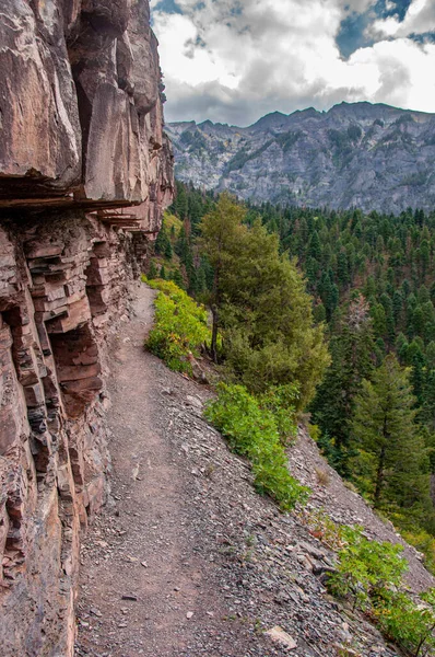 コロラド州ウライの上の山の中腹に1つの高さを取る6マイルの長さの境界線の道の写真 — ストック写真
