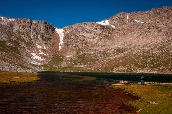 一位摄影师欣赏了科罗拉多州埃文斯山顶湖上雄伟的群山上美丽的蓝天 — 图库照片