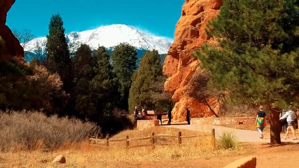 Turisté Užijte Krásu Zahrady Bohů Colorado Springs Colorado Vysoce Kvalitní — Stock video
